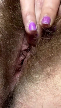 Ne sgrilletta uno fuori dopo la doccia peloso grande clitoride