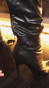 Deri çizme hakimiyeti: stiletto çiğneme ve naylon fetiş