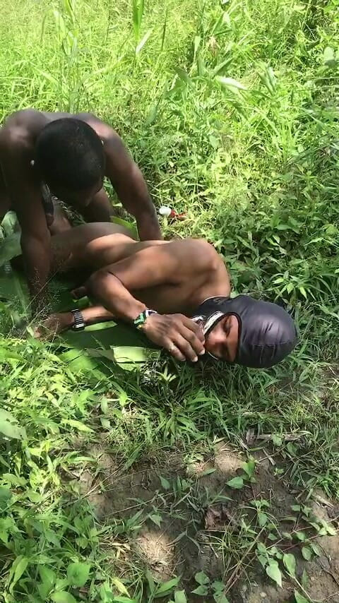 Sexydaddy: Chicos del pueblo teniendo sexo dentro de un pequeño río...