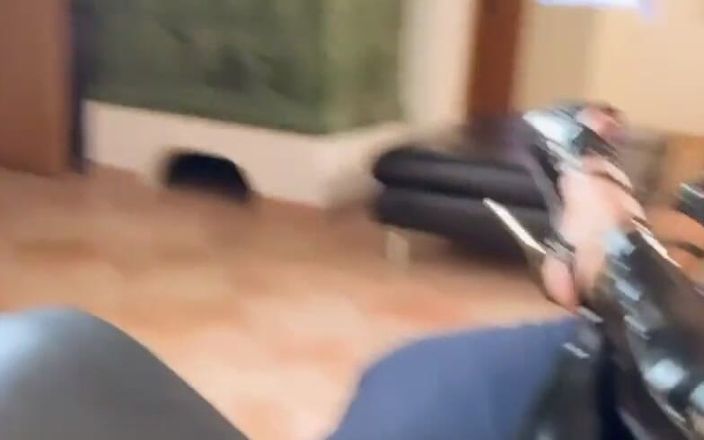 LadyAyse5: La dea rilassa lo schiavo e serve