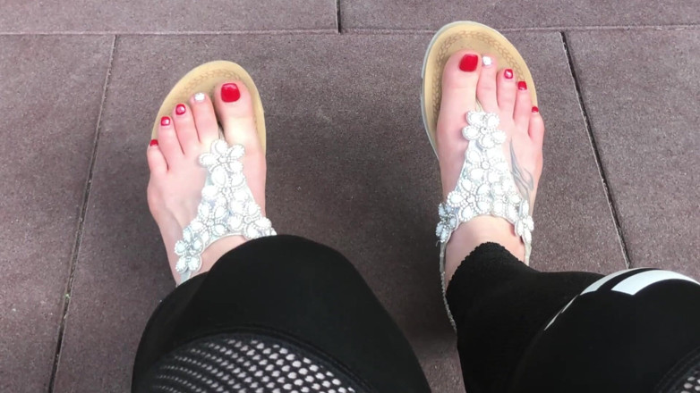 Goddess Misha Goldy: Sandalen necken im freien mit roten zehennägeln &amp;zehen wackeln