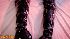 DominaFireOfficial: Dominafire hračky s jejím spoutaným latexem Sissy