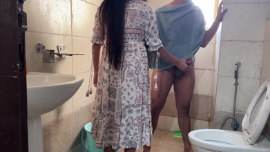 Hornycouple149: 샤워 후 벌거벗은 밀프 Saara를 본 배다른 아들