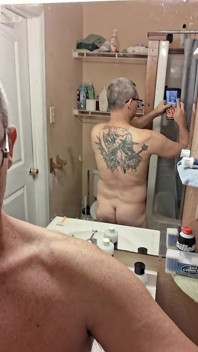 Dubesnackes, ukazování času a mydlení a tření jeho sexy těla.