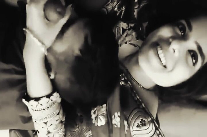 Sanayababhi: Sex manžela a manželky na pohovce