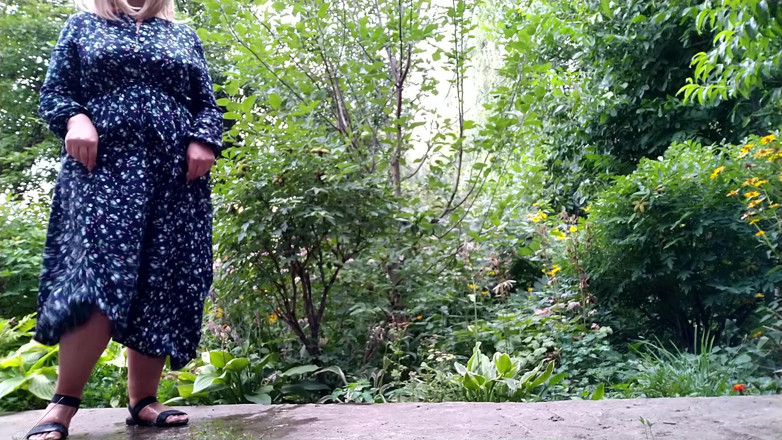 OurFetishLife: Une superbe MILF a aidé un inconnu à faire pipi dehors...