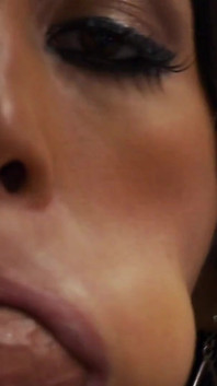 Brünette MILF fickt schwanz hinter den kulissen
