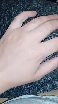 Sesso veloce sul letto di due amiche