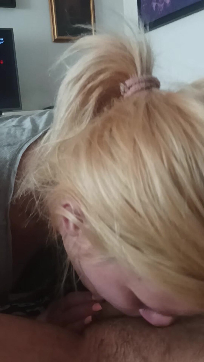 vuana: Une femme amateur suce une grosse bite en gorge profonde