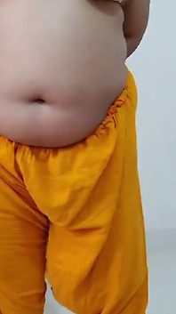 Socrul a futut-o pe nora indiană Rani când ea făcea exerciții