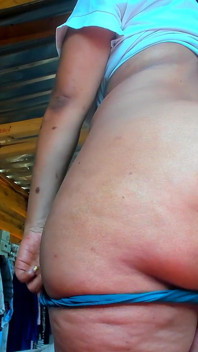 Caresse cette bite sur mon gros cul naturel...