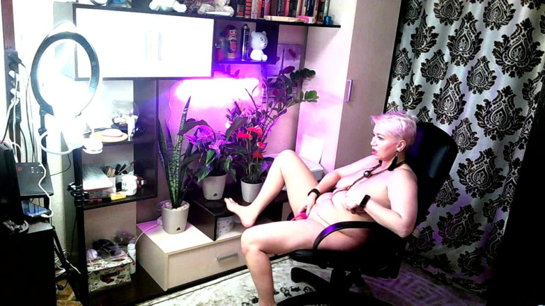 AimeeParadise: 継母は私のウェブカメラの娼婦だ!(20) 小さな部屋でのセクシーダンス