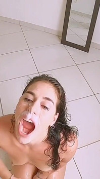 Špinavý zadek do pusy velmi špinavý, polykám čůrání a dávení Mnoho litrů a stříkání na můj obličej!!
