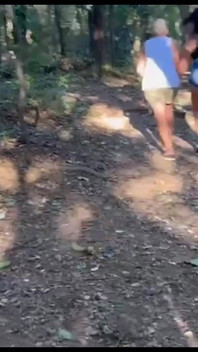 Yaramaz kız beni yürüyüşe çıkardı ve parkta çıplak olduk