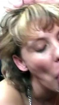Si jalang gangbang yang menitis air mani menjilat pantat dan menelan beban