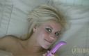 8TeenHub: Blonde babe is in een speelse bui en haar speeltje...