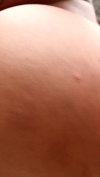 Rondborstige trans bbw trekt zich af!