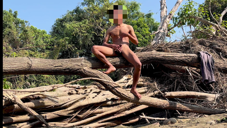 LonlyBoy: Молодий сольний хлопець насолоджується в джунглях