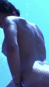 Tettona tatuata sta rimbalzando su un grosso cazzone