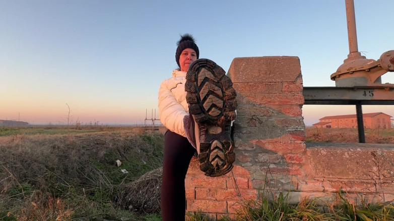 Bergami Melissa: Bestemmio Pesante Mentre Lecchi Il Fango Dagli Stivali - Video All'aperto