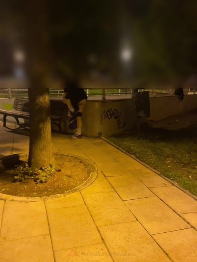 AmateurMates: Chico Amateur Atrapado Cambiándose En Un Parque, Mostrando Su Culo