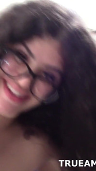 Brille tragenes mädchen mit dicken haaren gibt blowjob und wird von der vagina gefickt