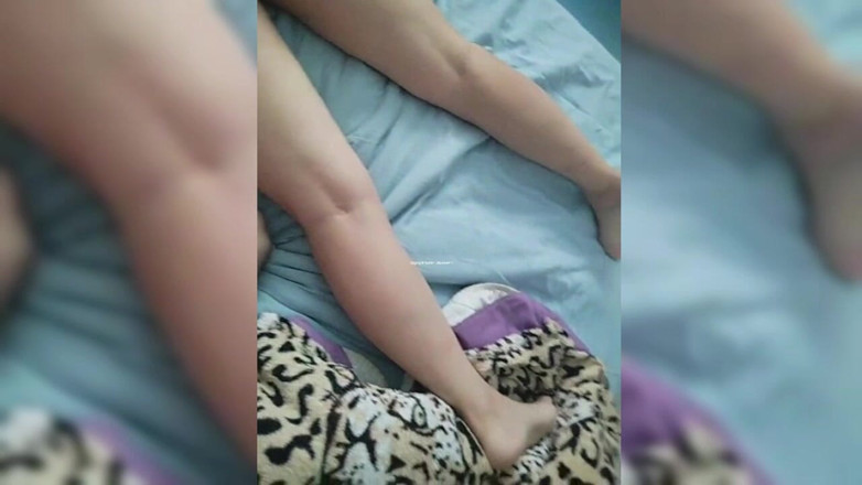 Qwersad33: Pria itu meniduri wanita itu sampai dia mengalami orgasme hebat,...