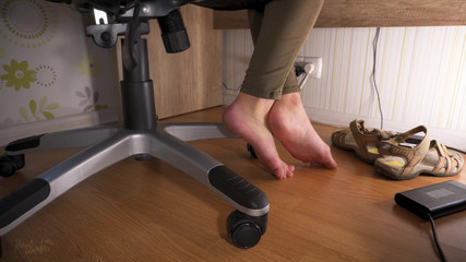 Teasecombo 4K: Amo seus pés em sandálias usadas debaixo da mesa