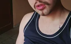 Küçük bir kalple mastürbasyon yapıyor.