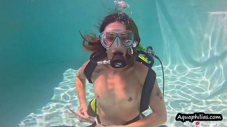 MYA Pleasure: Scuba flexionando a madrasta musculosa