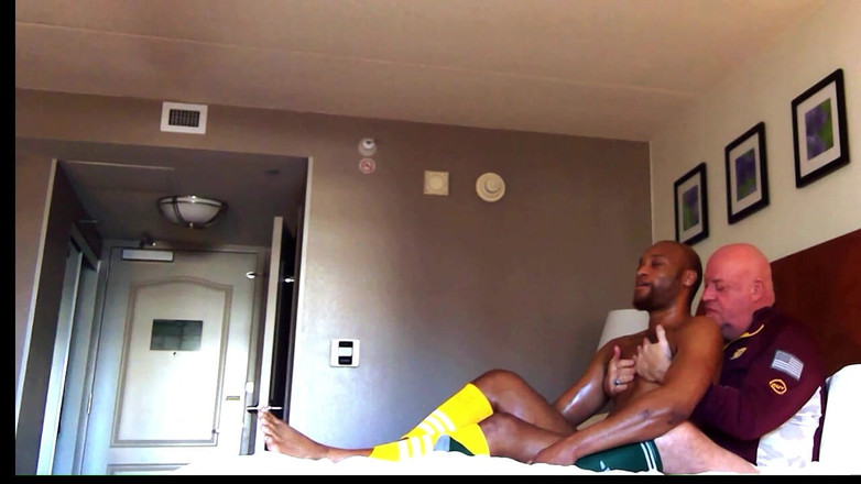 Kennie Jai: Kennie Jai é massageada do treinador