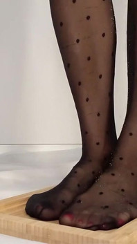 Saya buang air kecil di kaki saya yang indah dengan stoking