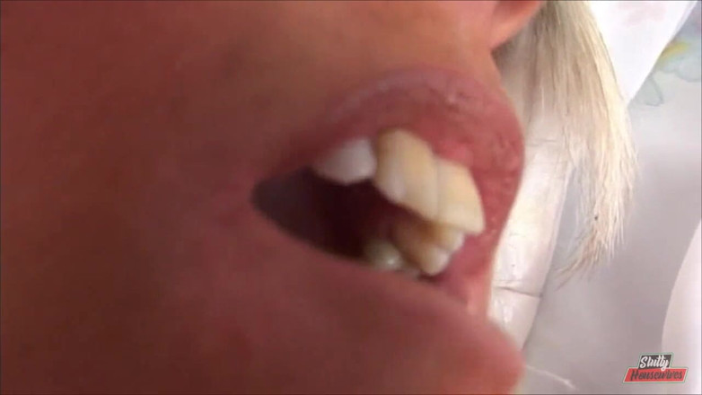 Vere Casalinghe Italia.: Amateur on the bed at home rubs her hairy pussy