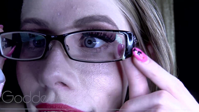 Kyaa Chimera: Bohyně v brýlích