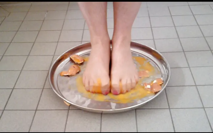 Carmen_Nylonjunge: Crush the raw eggs and piss ** nylon foot crushing **