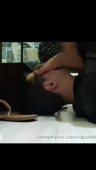 Dominatrix Kiffa chupando pies en clases de español debajo de la mesa