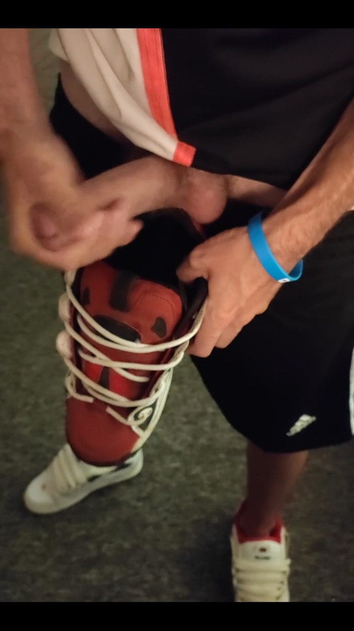 Sneakersmax98: Menanggalkan kesuciannya dan memancut mani pada Sneaker