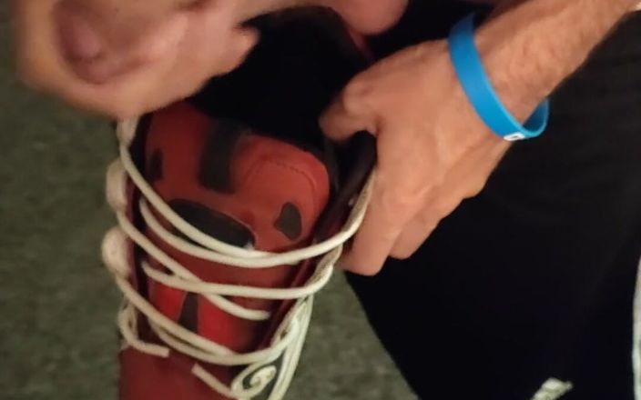Sneakersmax98: I-am scos dispozitiv de castitate și ejaculare pe adulmec