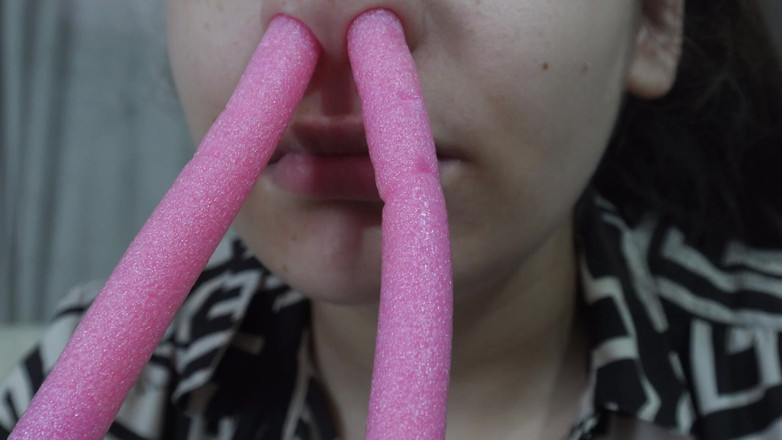 AmayaMori: Dia bermain dengan hidungku. Aku masukin bantalan silikon merah mudaku...