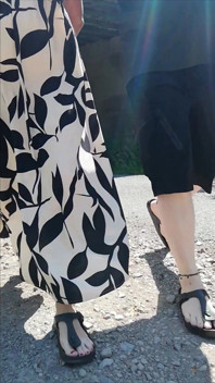 Gehen mit Nylonjunge in Birkenstocks