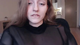 Glanzende lippen zuigt vingers, spuugt en kwijlt over decolleté