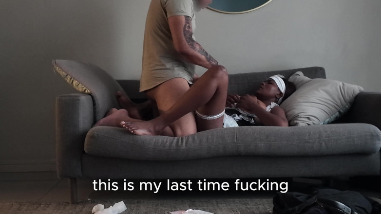 Slut me out: 大大胸女仆通过使用她的阴户 rimjob 颜射来保持她的工作