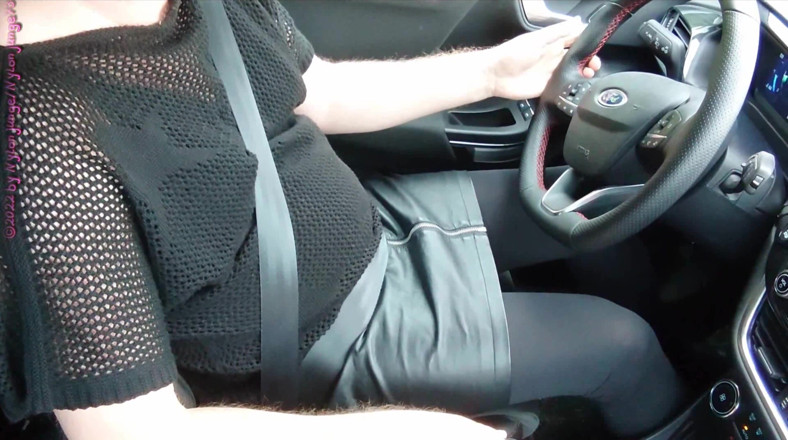 Carmen_Nylonjunge: Rempuh seksi di dalam kereta 1. Crossdresser