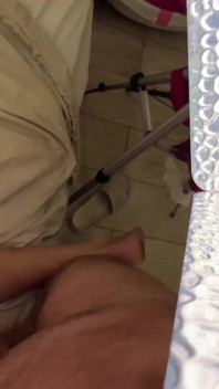 新しいExcusive:18歳の学生の女の子とオールディーはPOVファックビデオを作成しようとします