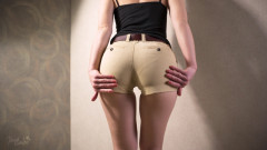 Teasecombo 4K: Dar şortlu genç amatör görünür külot çizgisini azdırıyor