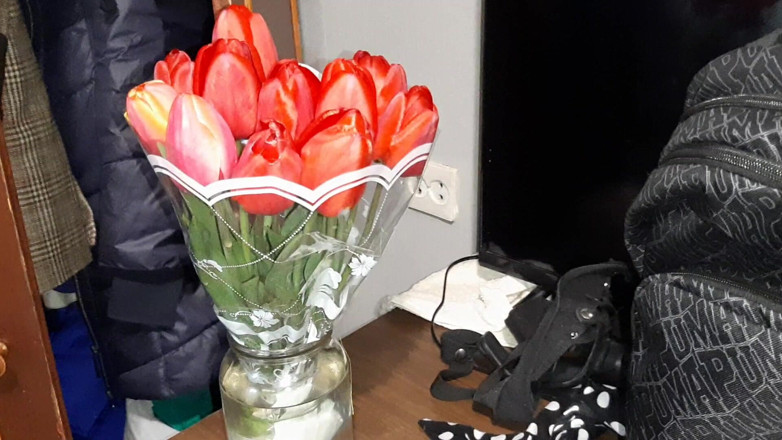 Lesbian-illusion: My Girlfriend Woke Me up with Bouquets of Flowers and...