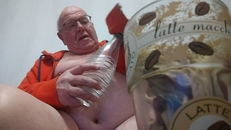 Karlchengeil: Ferramenta de massagem novamente e bebendo esperma