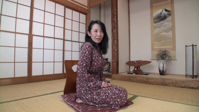 Japan Lust: Büyük memeli Japon nine soyunuyor ve yarağa biniyor