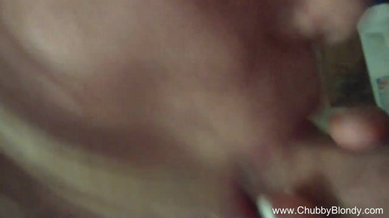 Chubby Blondy: Close-up pijpbeurt van amateurvrouw