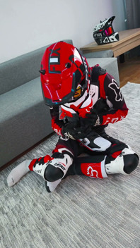 Spelen met motorlaarzen